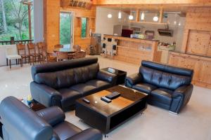 Phòng Gia đình nhìn ra Núi (Family Room with Mountain View)