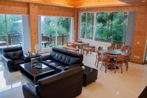 Phòng Gia đình nhìn ra Núi (Family Room with Mountain View)