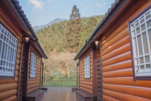 Phòng Giường Đôi Nhìn Ra Núi (Double Room with Mountain View)