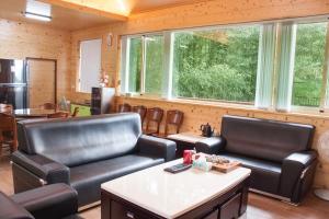 Phòng Gia đình nhìn ra Núi (Family Room with Mountain View)