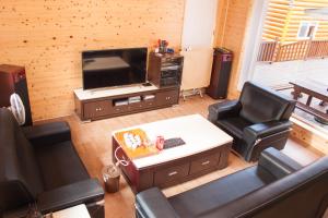 Phòng Gia đình nhìn ra Núi (Family Room with Mountain View)