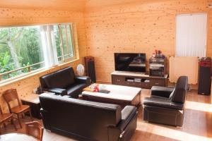 Phòng Gia đình nhìn ra Núi (Family Room with Mountain View)