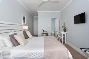 Double/Twin Room with Sea View and Shower only room in 61 on Camps Bay