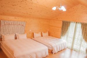 Phòng Gia đình nhìn ra Núi (Family Room with Mountain View)
