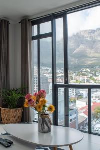 Studio Apartment with Table Mountain View room in Four Seasons - Penthouse