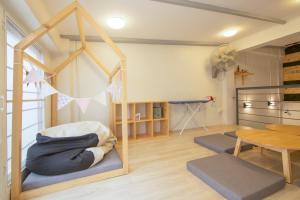 Giường Tầng Trong Phòng Ngủ Tập Thể Cho Nữ (Bunk Bed in Female Dormitory Room )