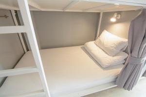 Giường Tầng Trong Phòng Ngủ Tập Thể Cho Nữ (Bunk Bed in Female Dormitory Room )