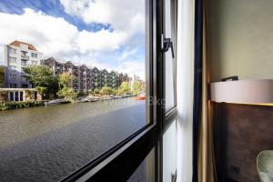 Twin Room with Canal View room in Monet Garden Hotel Amsterdam
