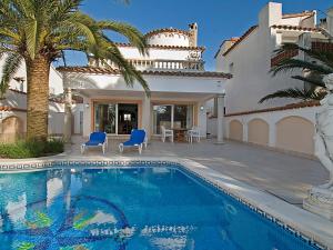 Empuriabrava Villa Sleeps 8 Pool Air Con T698481