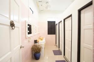 Giường đôi - Có phòng tắm chung (Double - Shared Bathroom)