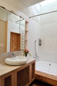 Phòng Có Giường Cỡ Queen Và Bồn Tắm Spa (Queen Room with Spa Bath)