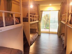 Giường Đơn Trong Phòng Nghỉ Tập Thể Cho Cả Nam Và Nữ (Single Bed in Mixed Dormitory Room)