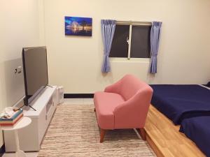 Phòng gia đình với phòng tắm riêng. (Family Room with Private Bathroom)