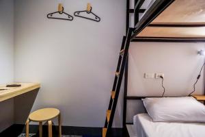 Phòng 2 Giường Đơn Có Phòng Tắm Chung (Twin Room with Shared Bathroom)