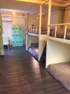 Giường Đơn Trong Phòng Nghỉ Tập Thể Cho Cả Nam Và Nữ (Single Bed in Mixed Dormitory Room)