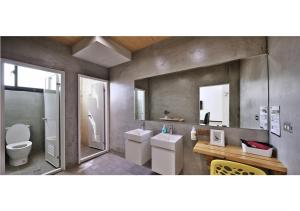 Phòng gia đình với phòng tắm riêng. (Family Room with Private Bathroom)