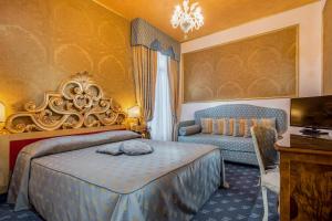 Superior Double Room with Extra Bed room in Hotel Giorgione