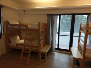 Giường trong phòng ngủ tập thể nam 6 người (Bed in 6-Bed Male Dormitory Room)