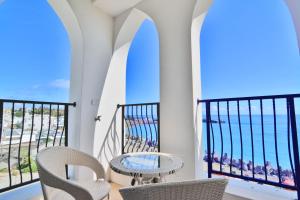 Phòng Deluxe Giường Đôi Với Ban Công và Tầm Nhìn Ra Biển (Deluxe Double Room with Balcony and Sea View)