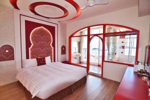Phòng Deluxe Giường Đôi Với Ban Công và Tầm Nhìn Ra Biển (Deluxe Double Room with Balcony and Sea View)