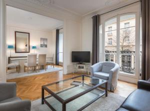 Classic Three-Bedroom Apartment room in Résidence Charles Floquet