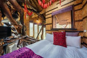 Tree House with 360° Landmark View (2 Adults)