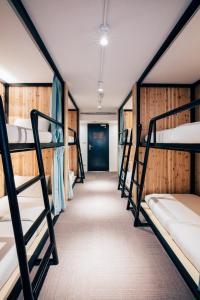 Giường Tầng Trong Phòng Ngủ Tập Thể Cho Nữ - Chỉ Người Lớn (Bunk Bed in Female Dormitory Room - Adult Only )