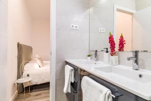 Two-Bedroom Apartment room in PYR Select Salamanca Luxury IX