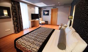 Suite with Partial Sea View room in Nefeli Hotel Alimos