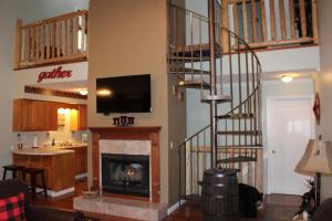 Three-Bedroom Apartment room in Spacious Downtown Condo Walking distance to Downtown Gatlinburg Sleeps 6 guests