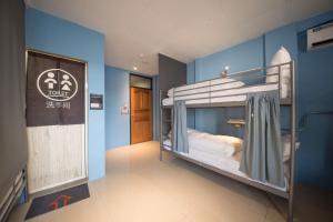 Phòng gia đình với phòng tắm riêng. (Family Room with Private Bathroom)