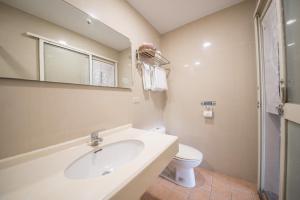 Phòng Bốn Người Có Phòng Tắm Riêng (Quadruple Room with Private Bathroom)