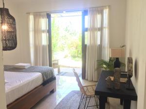 Phòng Superior Giường Đôi Nhìn Ra Hồ Bơi (Superior Double Room with Pool View)