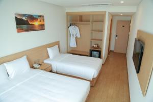Phòng 2 Giường Đơn Nhìn Ra Thành Phố (Twin Room with City View)