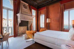 Deluxe Junior Suite with Grand Canal View room in Sina Centurion Palace