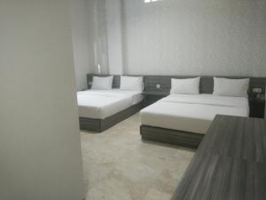 Phòng Giường Đôi Lớn Loại Sang (Deluxe Queen Room)