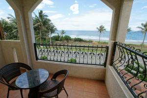 Phòng Deluxe Giường Đôi Với Ban Công và Tầm Nhìn Ra Biển (Deluxe Double Room with Balcony and Sea View)