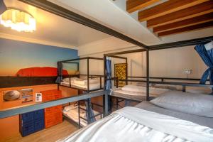Phòng Tập Thể (Dormitory Room)