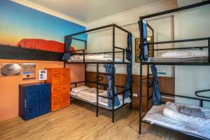 Phòng Tập Thể (Dormitory Room)
