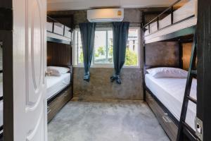 Giường trong Phòng ngủ tập thể 4 người (Bed in 4-Bed Dormitory Room)