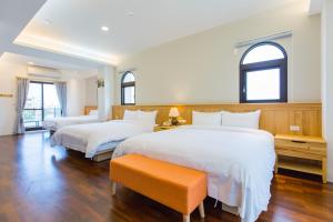 Phòng Gia đình Nhìn ra Vườn (Family Room with Garden View)