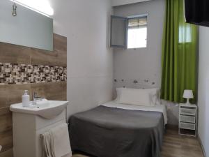 Single Room with Shared Bathroom room in Hostal Cervantes