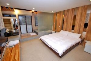Phòng Deluxe Giường Đôi Có Bồn Tắm (Deluxe Double Room with Bath)