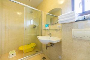 Phòng gia đình với phòng tắm riêng. (Family Room with Private Bathroom)
