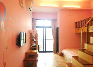 Phòng Gia đình Nhìn ra Vườn (Family Room with Garden View)