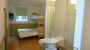Standard Room with 1 Double and 1 Single Bed room in Ibis budget Wien Messe