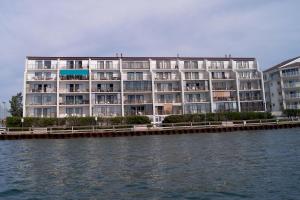 Three-Bedroom Apartment room in Crab Cove On The Bay 406