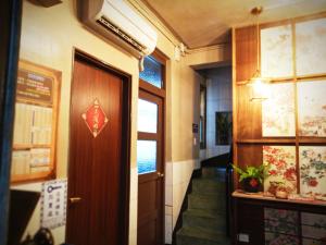 Ngôi Nhà 5 Phòng Ngủ (Five-Bedroom House)