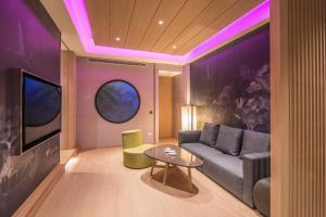 Phòng Giường Đôi Lớn Loại Sang (Deluxe Queen Room)