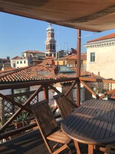 Rialto Three Bedroom Apartment - Split Level room in Venice Homes & Holidays